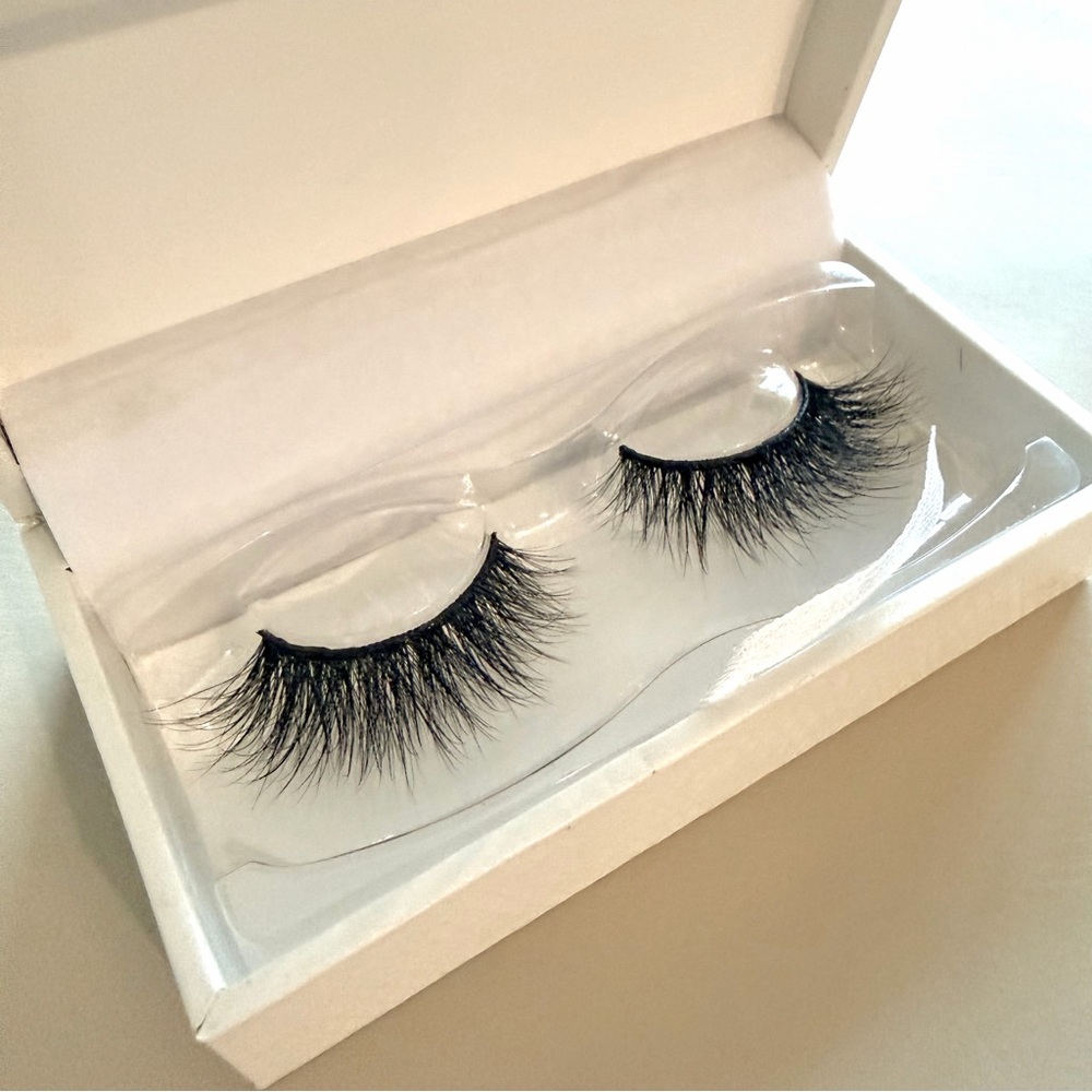 Lilly Lashes The Wedding Lash, 3D Faux Mink Lashes, New In Box - Picture 3 of 7
